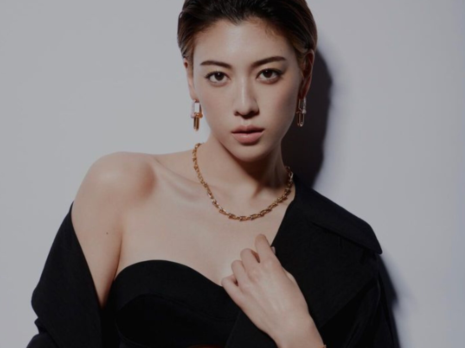 三吉彩花、美デコルテを大胆披露！ ティファニーのアクセサリーを身に着けたゴージャスなブラックコーデ