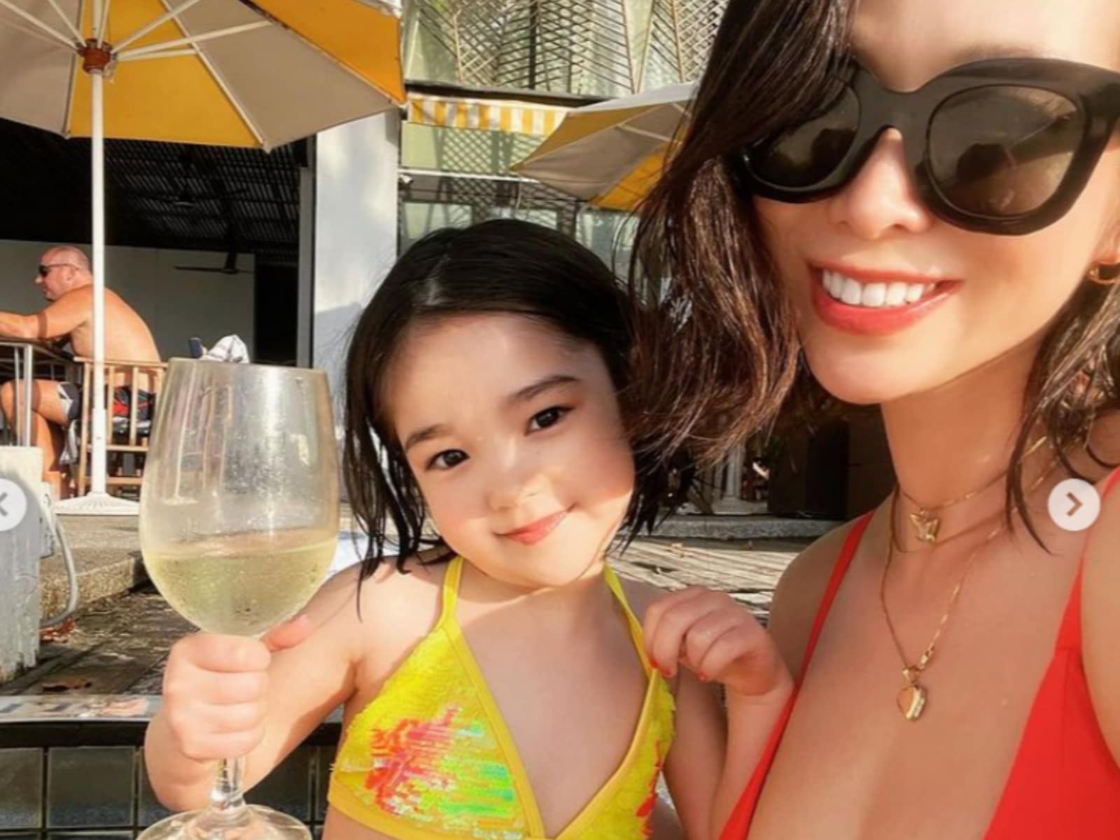 「4歳と思えぬ色気」紅蘭、娘とビキニ姿のツーショット！ 「けしからんボディー」「スタイルヤバすぎ」