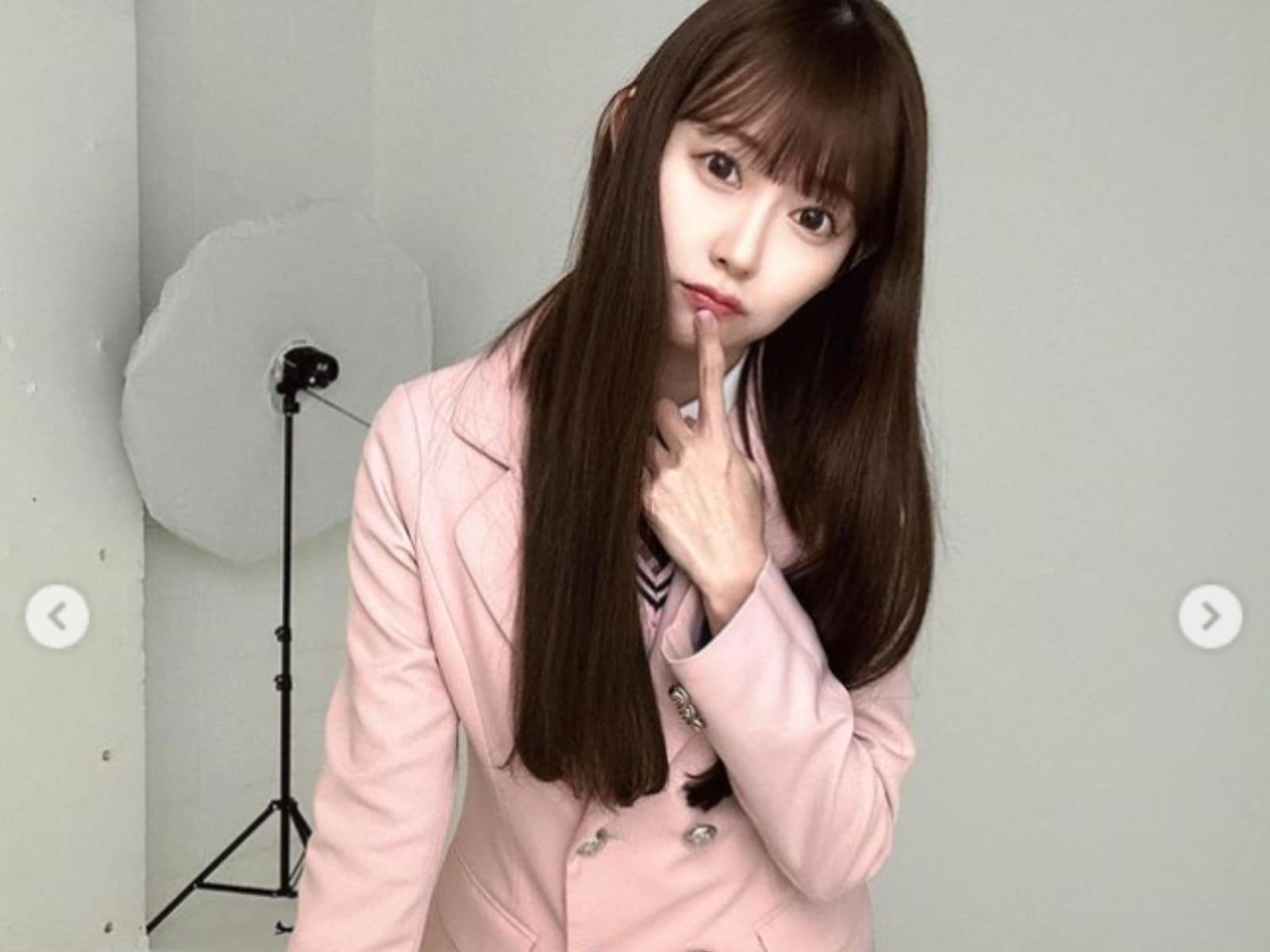 渡辺美優紀、韓国制服を着て“あざとかわいい”ポーズ！ 「待ちに待ってた」「ピンクが世界一似合う」