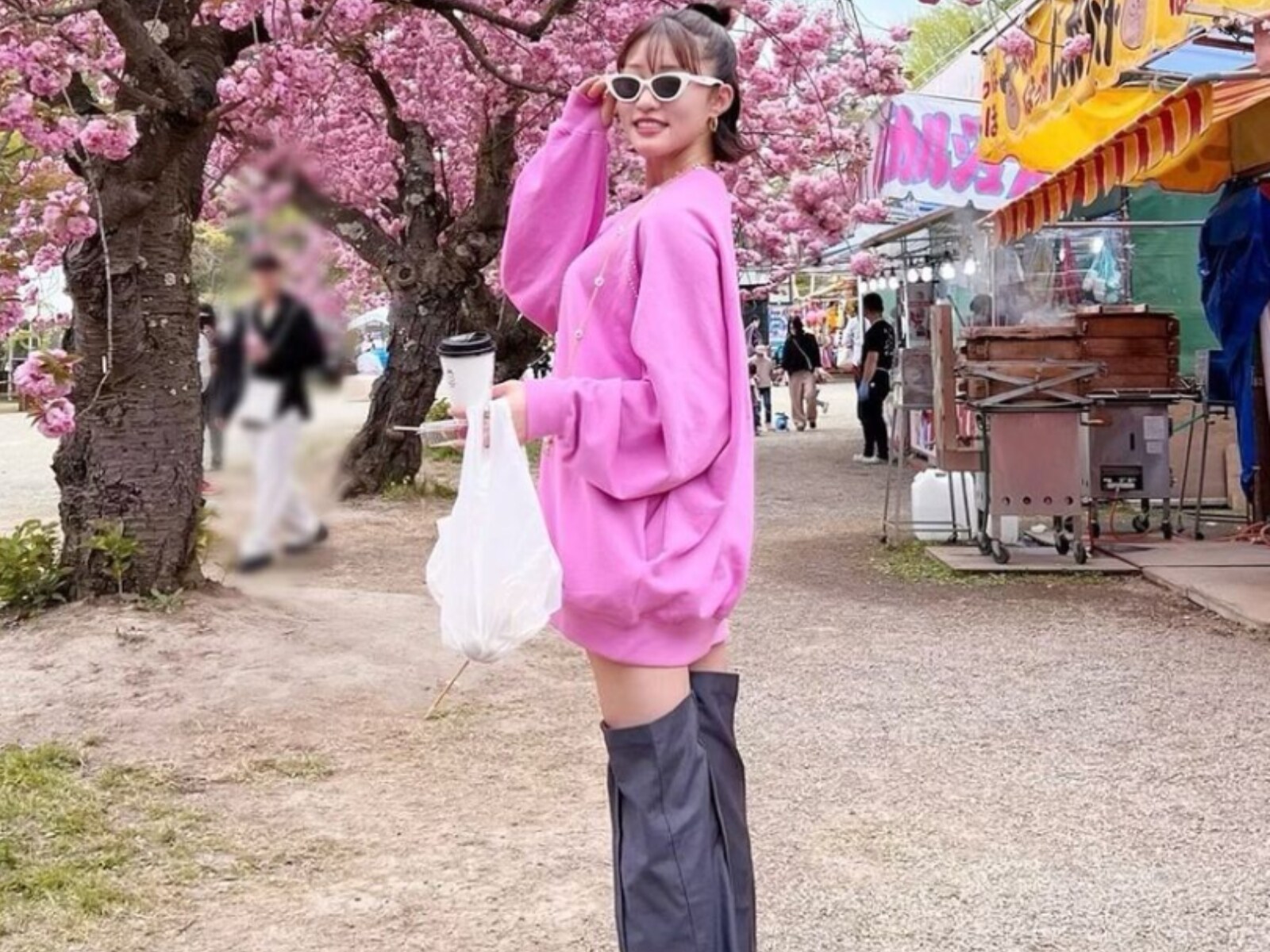 「スタイル異次元」王林、地元青森でピンクコーデ披露！ 「脚がめっちゃ長い」「八重桜より可愛くて綺麗」