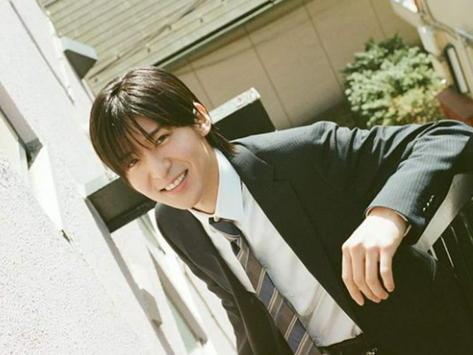 「こんな新人入ってきたら仕事にならん」目黒蓮の“ビジュ爆発”スーツ姿にファンもん絶「これはヤバい」