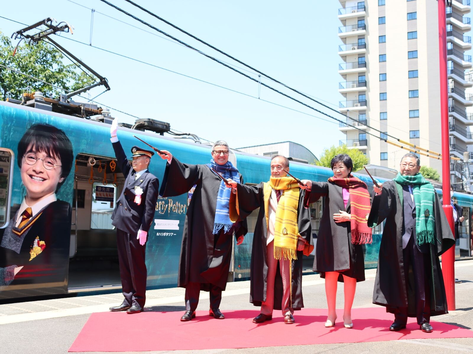ハリポタ電車、運行開始！ 西武池袋線「池袋駅」「豊島園駅」もリニューアルでハリポタ一色