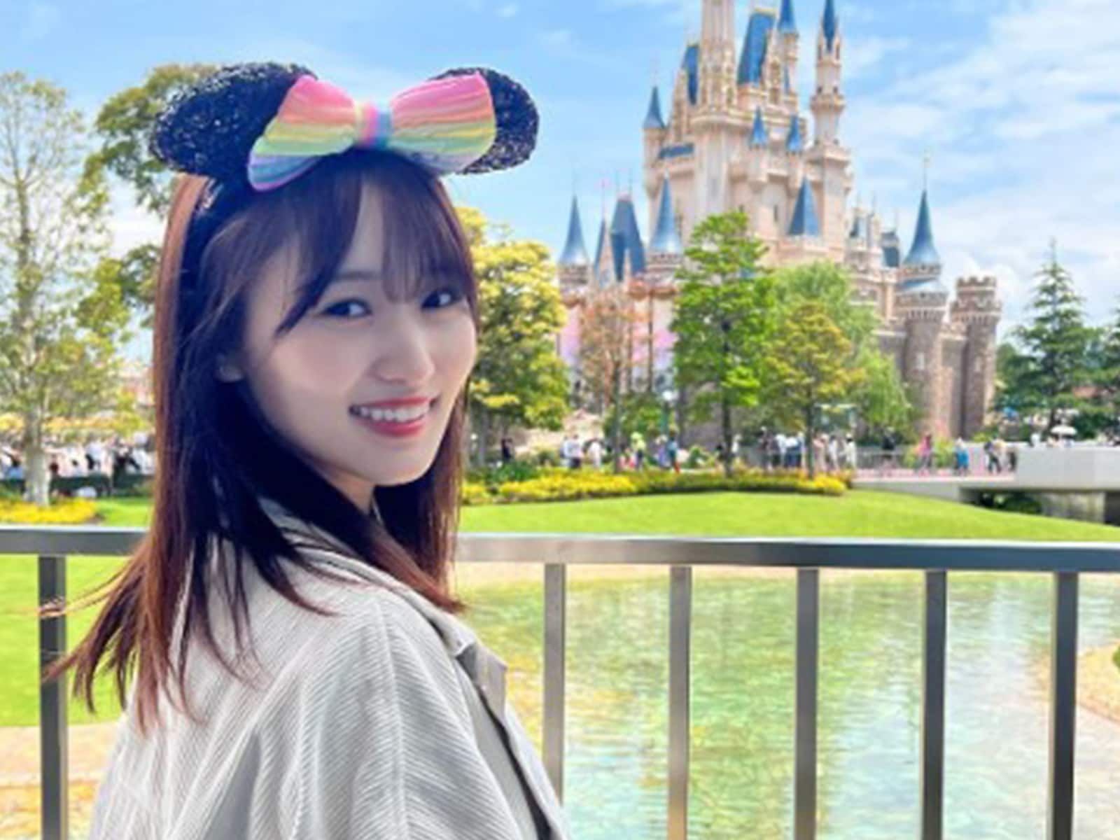 元櫻坂46・菅井友香、家族でディズニーを満喫する姿を公開！ 「約20年ぶりに行きました」