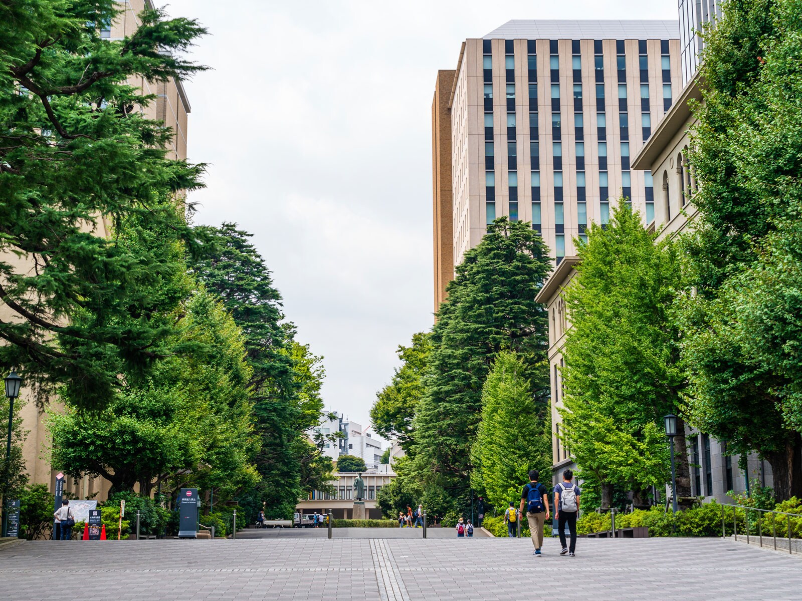 早稲田大学と聞いて「思い浮かぶ学部」ランキング！ 3位「文学部」、2位「法学部」、1位は？