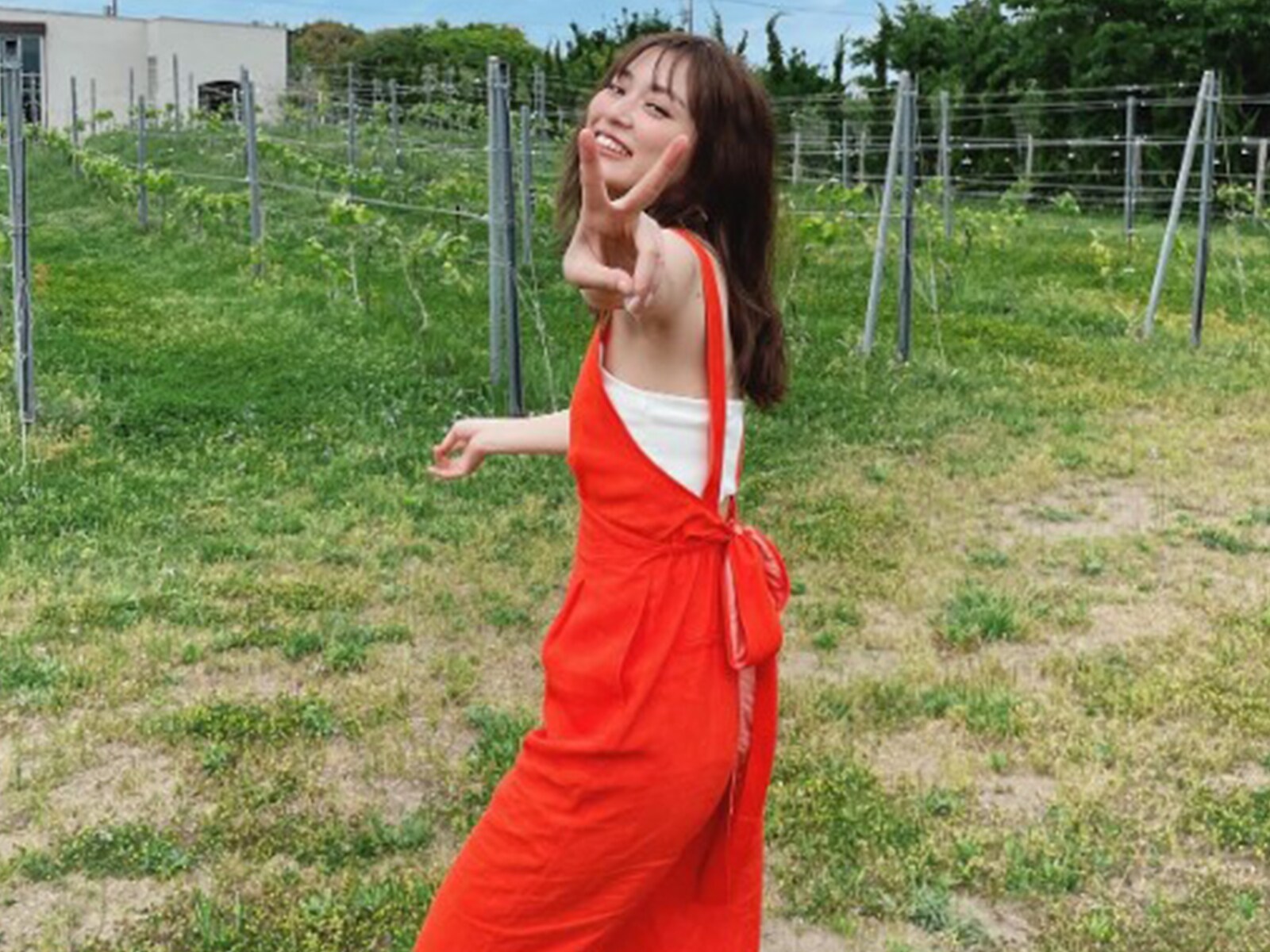内田理央、美しすぎる背中を大胆披露！ 「後ろ姿が色っぽい」「爽やかな笑顔と、鮮やかな服装」