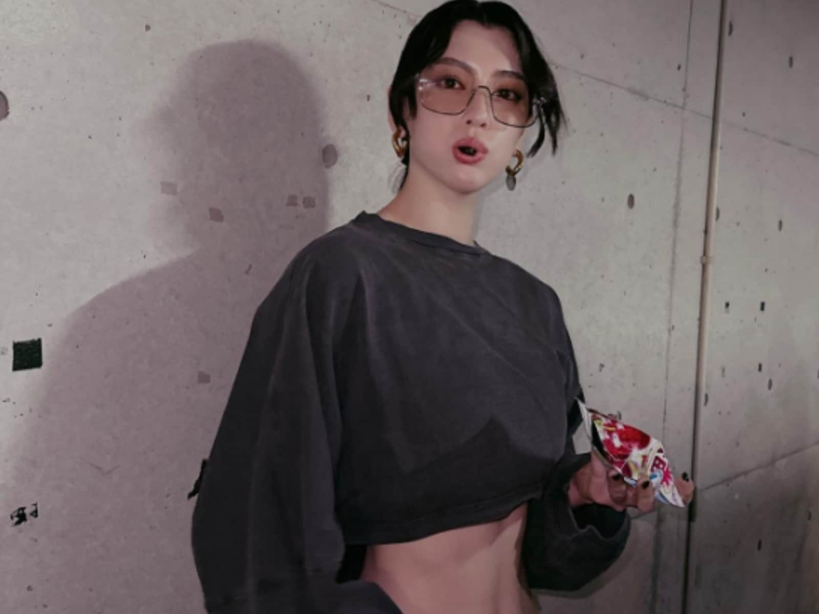 三吉彩花、大胆に美腹筋を見せたカジュアルコーデを披露！ 抜群のボディライン際立つショットも掲載
