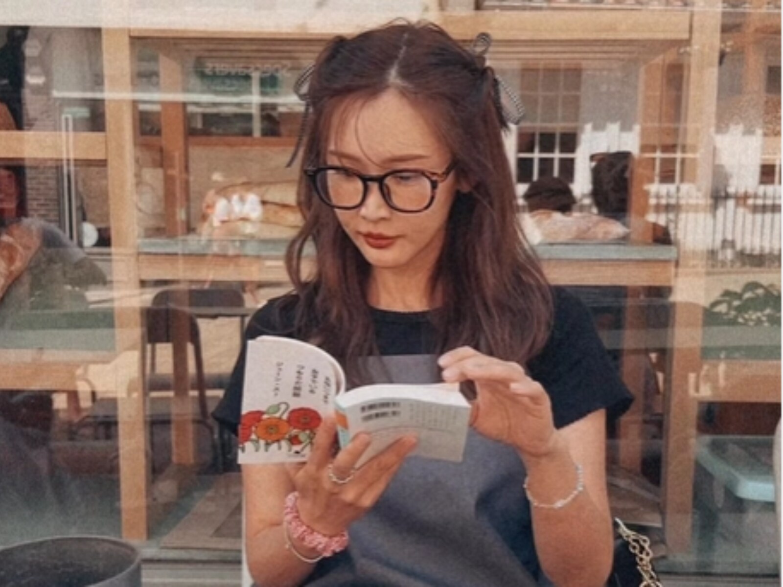 紗栄子、イギリスのカフェで読書する姿に「可愛い顔して貴様よんでるの最高」「えくぼ可愛すぎる」と反響！