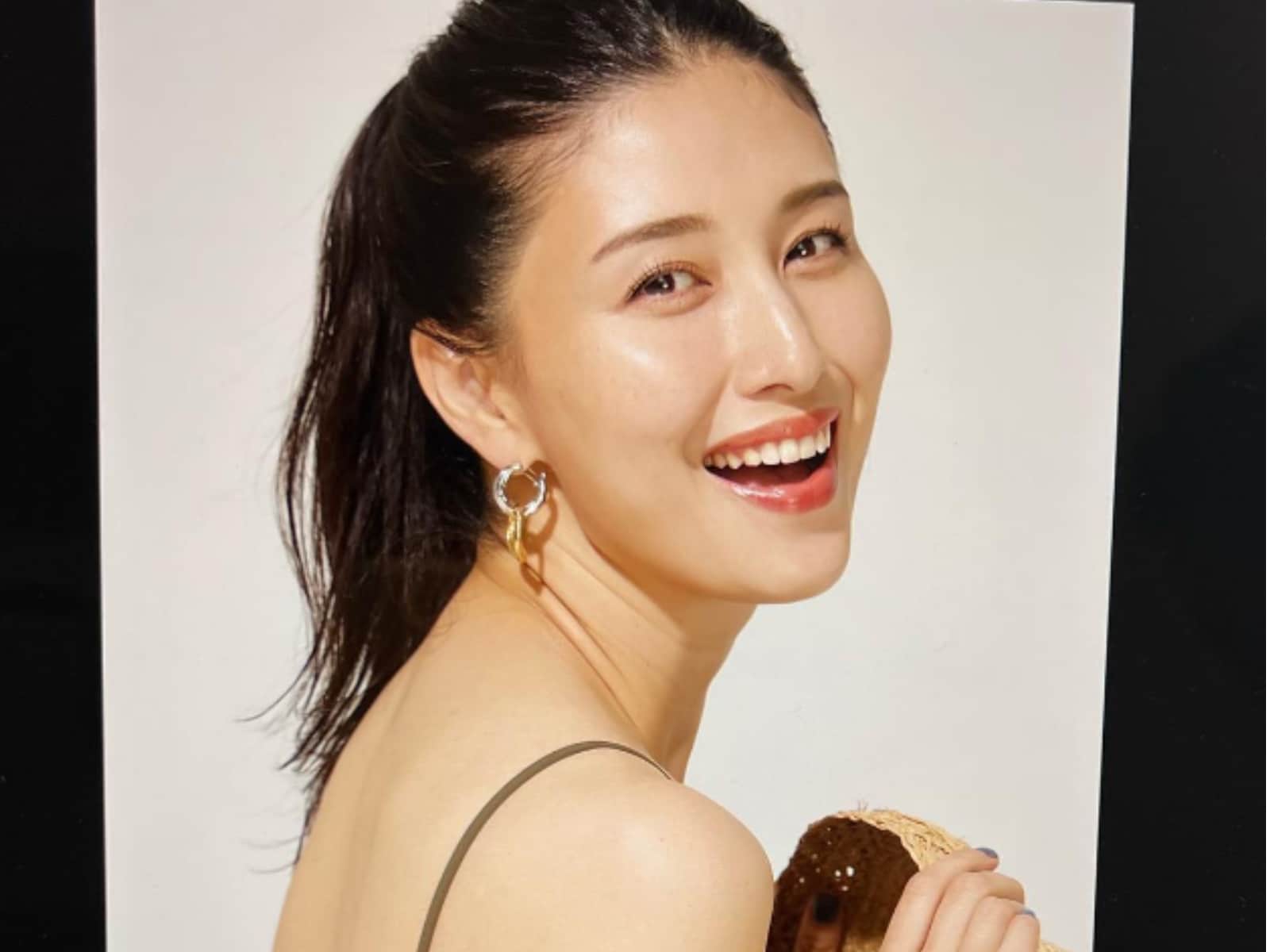 橋本マナミ、美背中あらわな水着ショットを披露！ 大人の色気全開な姿に「美魔女パワー」「綺麗ですねお母さん」