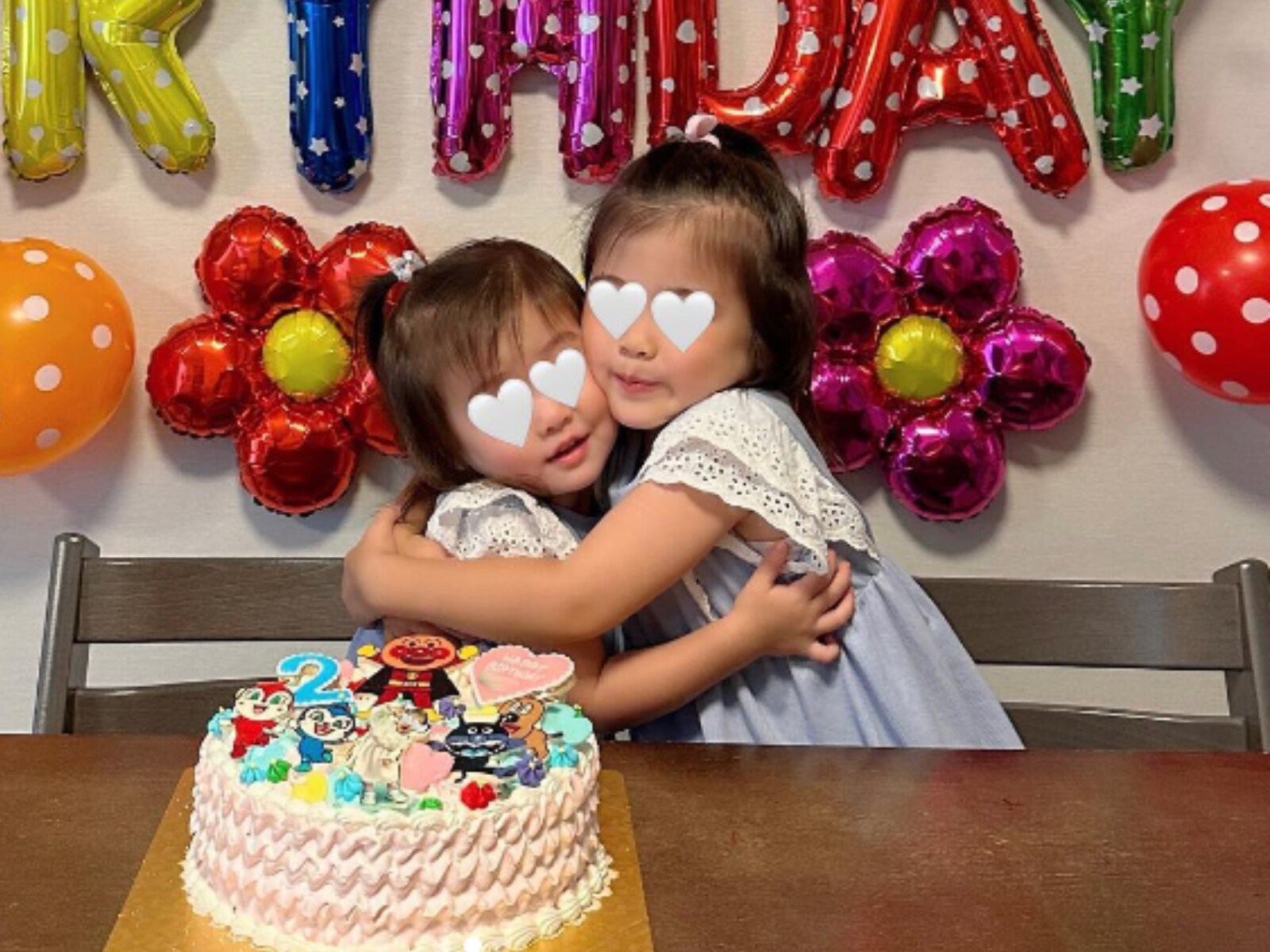 丸高愛実、長女＆次女が抱き合うツーショットを公開！ 「ムギューしてるのかわいい」「次女ちゃん2歳のお誕生日おめでとう」