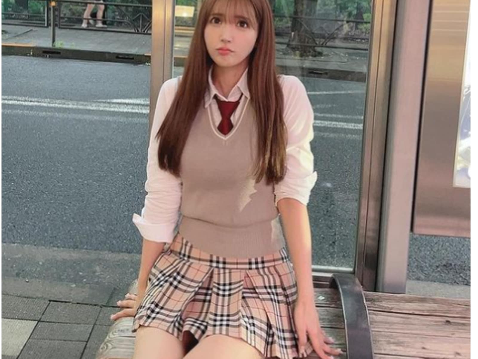 JKの太もも　制服ミニスカ えちえちJK」三上悠亜、太ももあらわな超ミニの制服姿で原宿に！ 「学校のマドンナだ」「現役やん！」 - All About ニュース