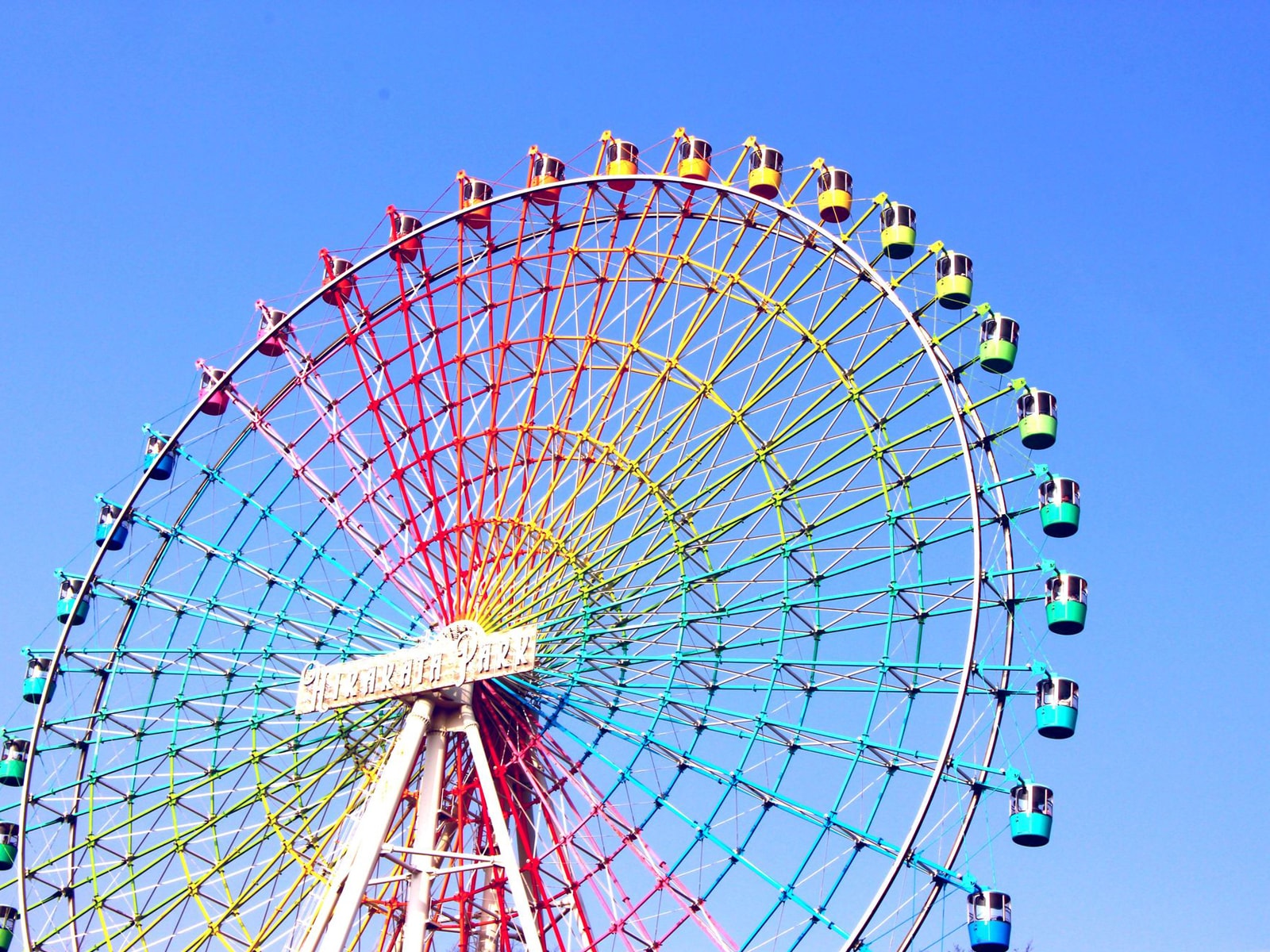 夏休み「テーマパーク」目当てで行きたい都道府県ランキング！ 2位「大阪府」を抑えた1位は？