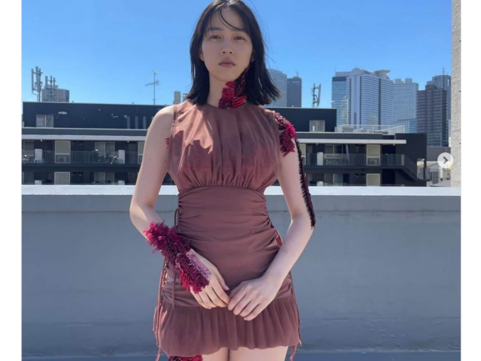 のん（能年玲奈）、太ももあらわなミニ丈ワンピ＆個性的ファッション