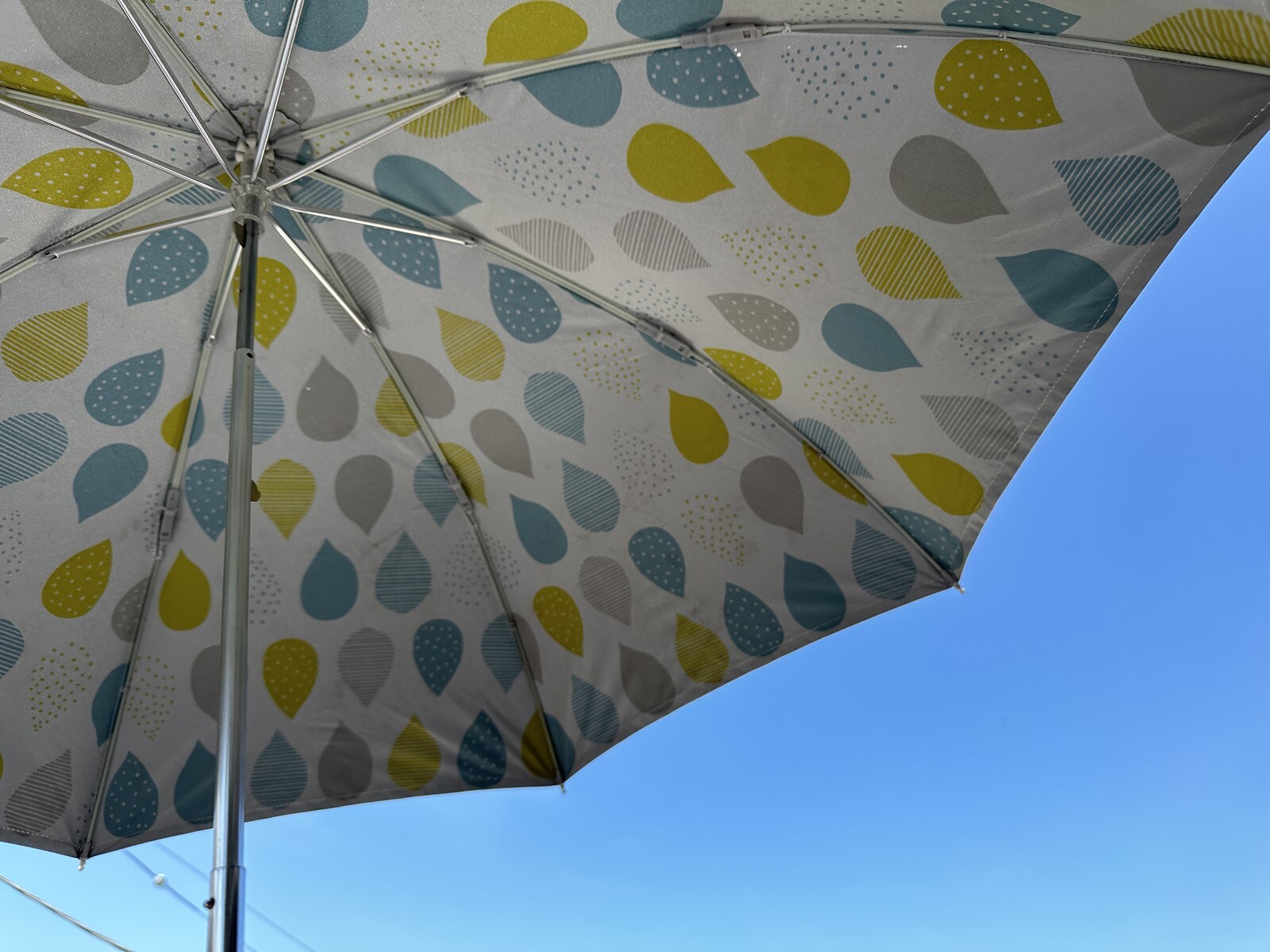 炎天下でも涼しい！ 日傘専門店の「ひんやり傘」で体感温度が15℃下がる!?