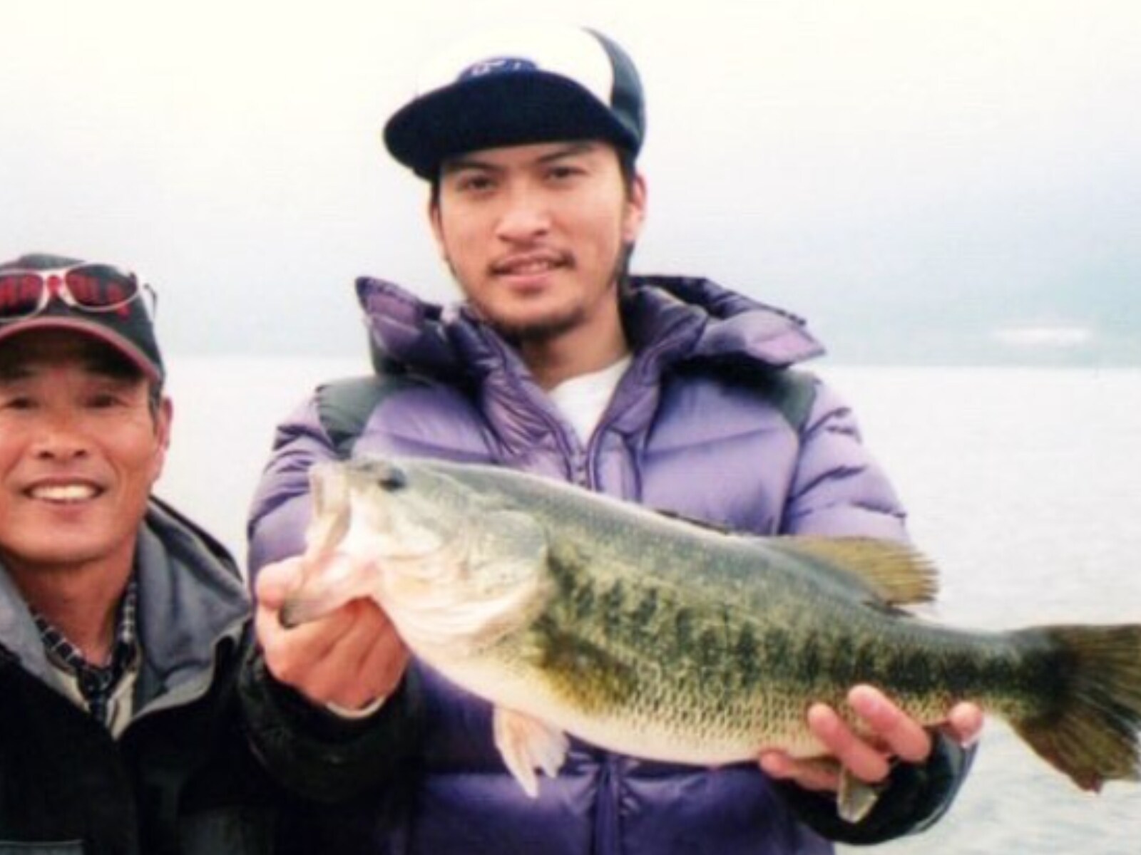 長瀬智也、15年前？ の貴重写真を公開！ 大きなブラックバスを手に持ち