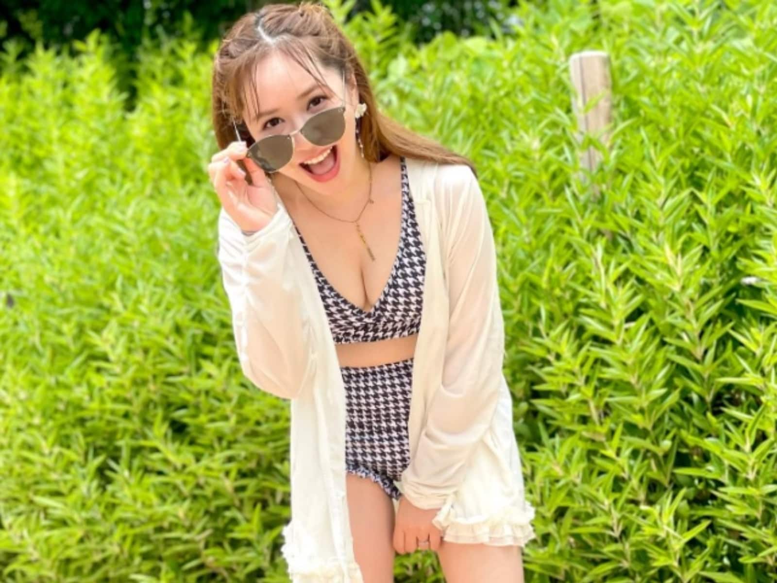 ママになってもセクシー」河西智美、美谷間＆美脚あらわな水着ショット