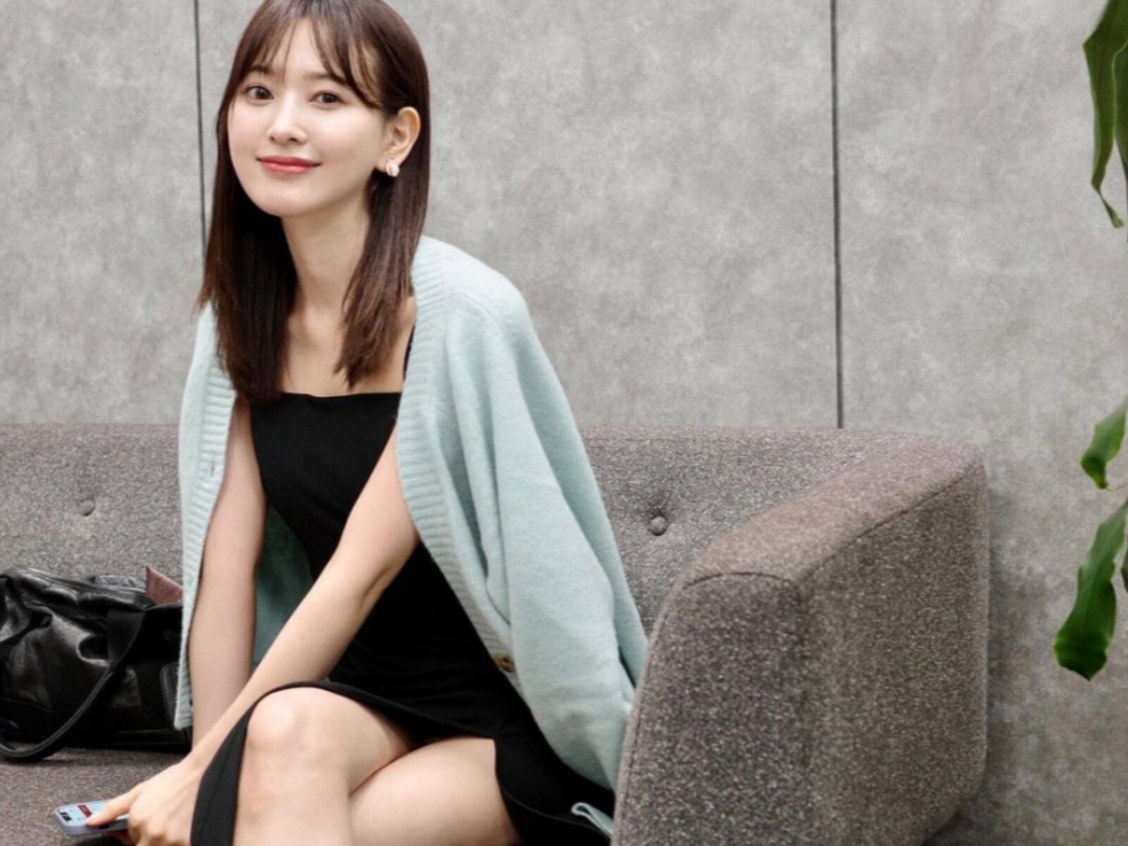 「アダルトな笑顔」兒玉遥、深すぎるスリットから太ももあらわ！ 「めっちゃ気品ある」「めちゃめちゃセクシー」