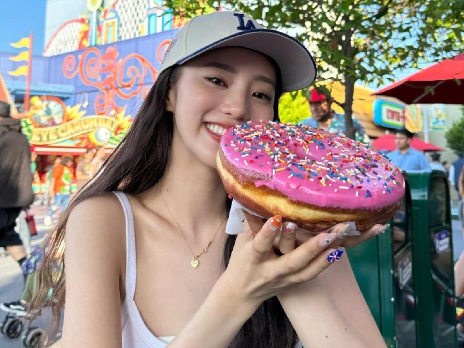 顔の3倍ある」中町綾、アメリカサイズのドーナツを手にした姿に「綾