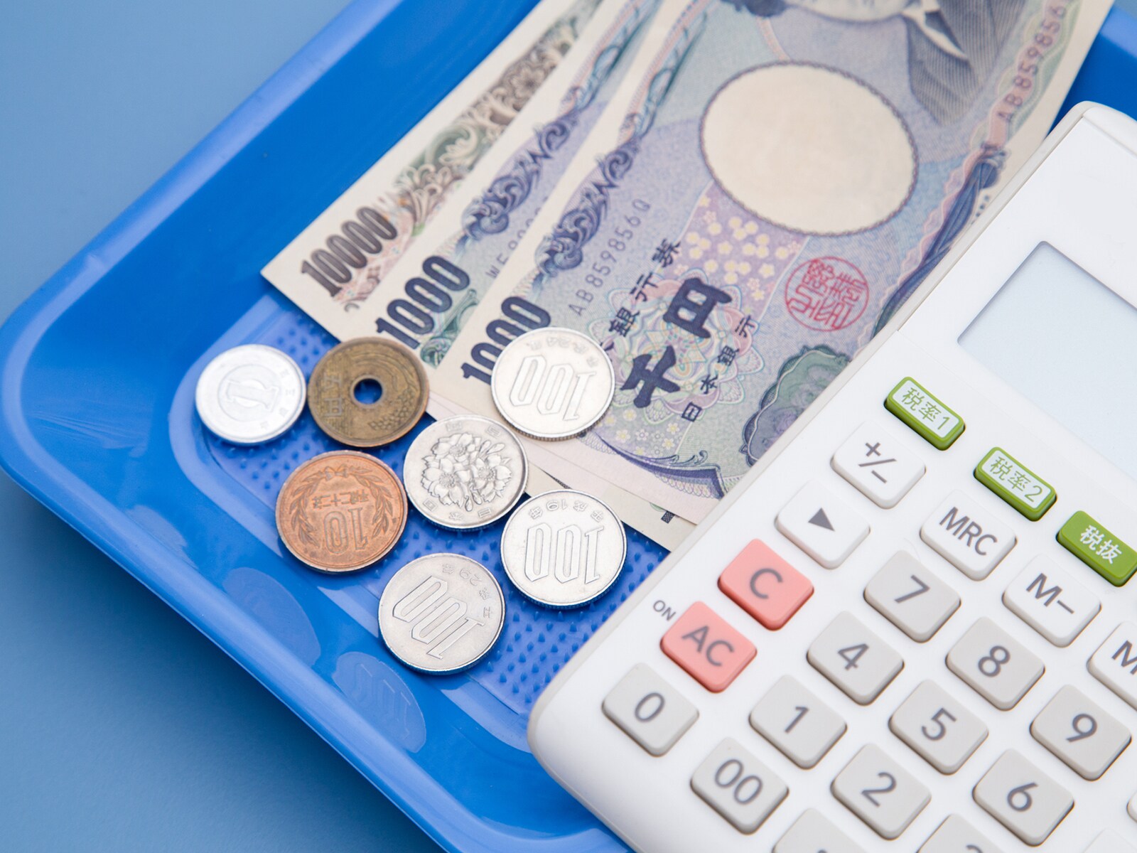 事務職の38歳女性、年収150万円、家族と実家暮らし。値上げのせいで買いたいものも買えず、生活に困窮