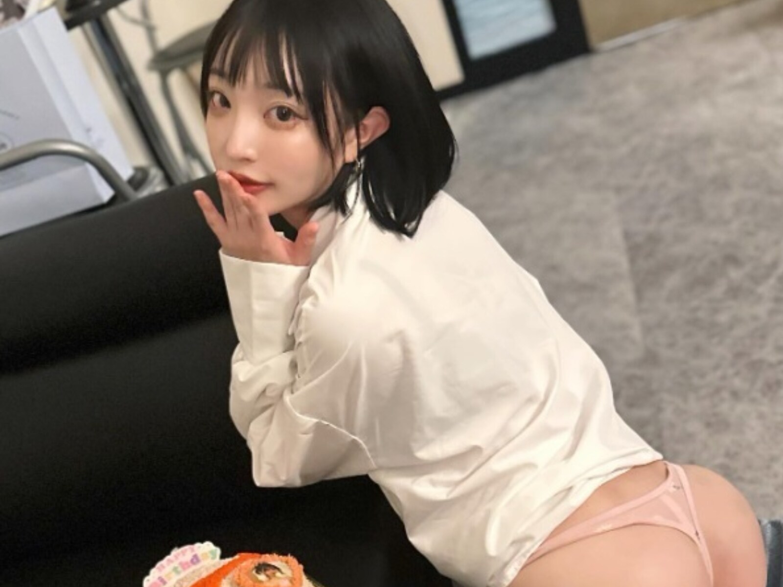 ジュニアアイドルお尻パンツ お尻丸だし」まいてぃ、Tバック姿で異次元の美尻突き出すショットに絶賛の声！ 「本当にたまらない」 - All About ニュース