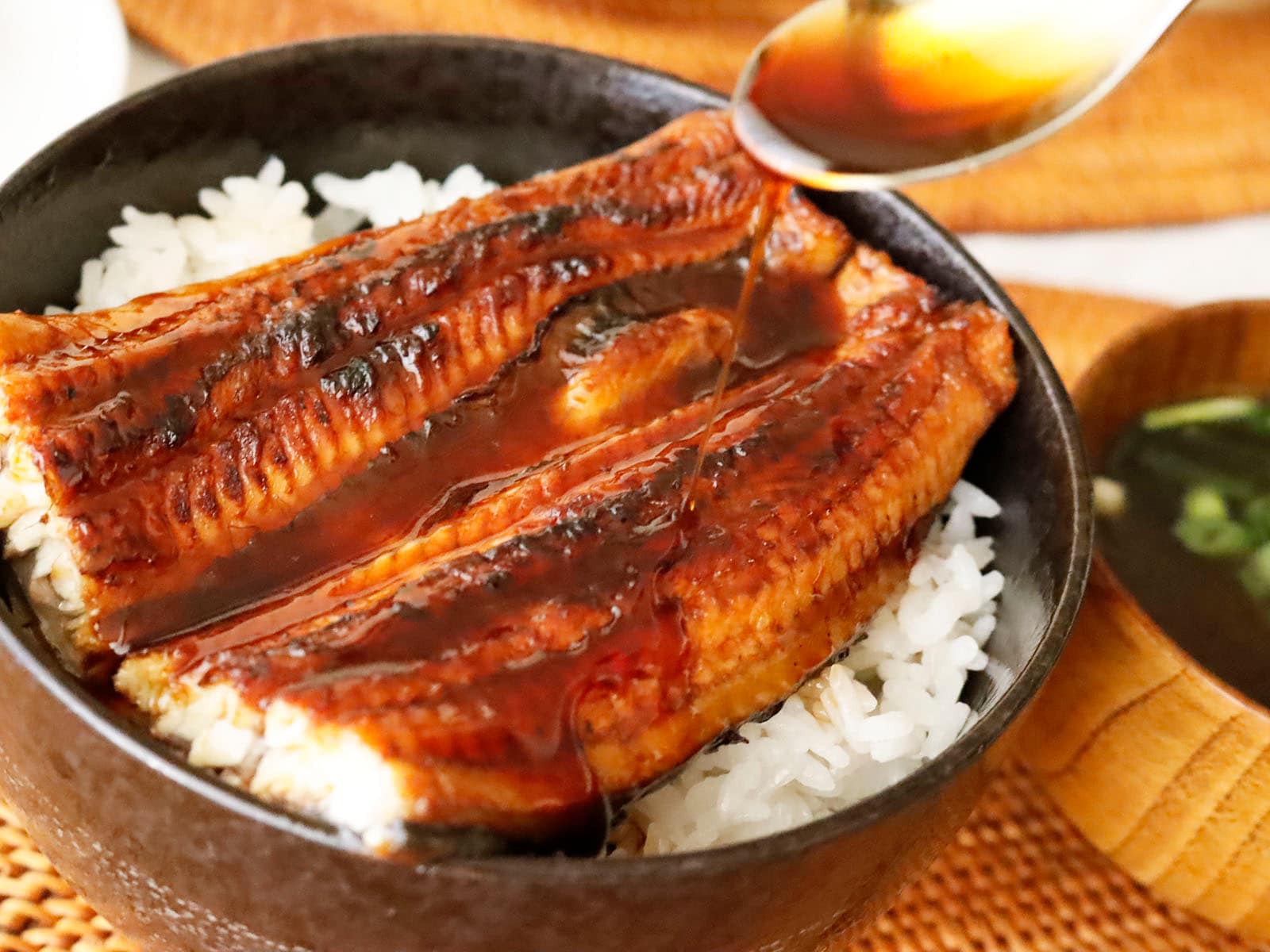 スーパーで買ったウナギは「水洗い→酒蒸し」が正解！ ふっくらおいしく作るコツ＆蒲焼きタレの作り方