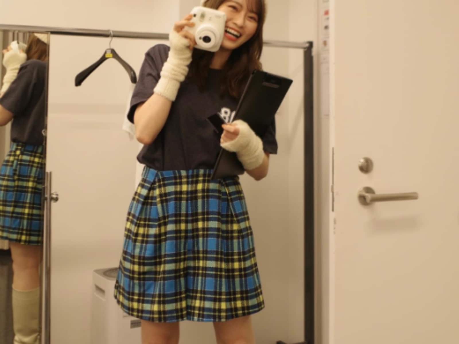 脚細っ！」元乃木坂46・山崎怜奈、絶対領域あらわな全身ショット
