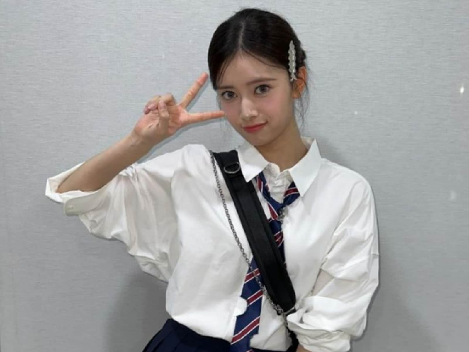 「天使」NiziU・リマ、美脚ちらりミニスカ制服ショット公開！ 「似合いすぎ」「まだまだ現役やね」