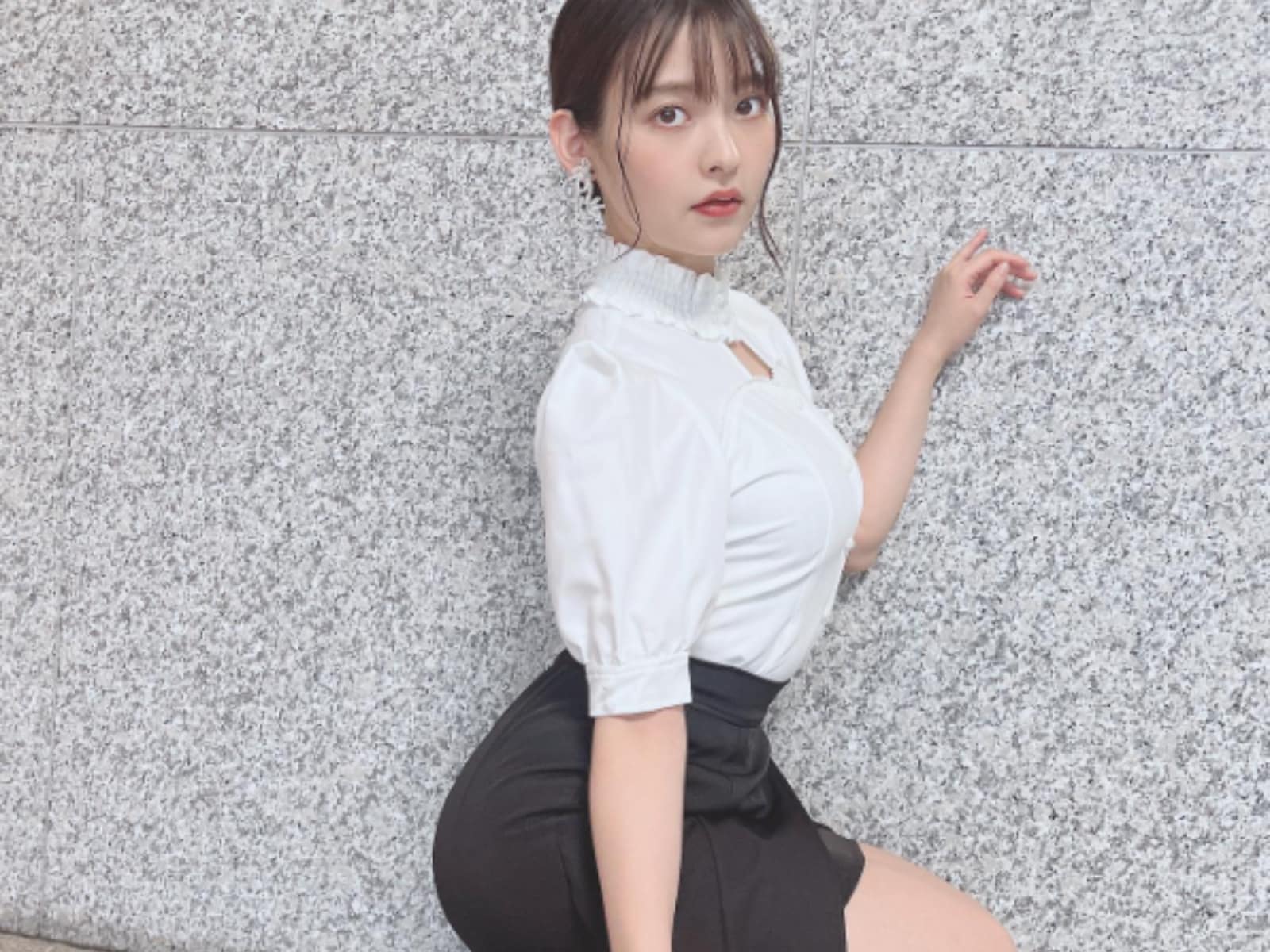 「ボンッキュッボンッ」上坂すみれ、ボディライン際立つ姿で色気全開！ 「いいお尻…セクシーだ」