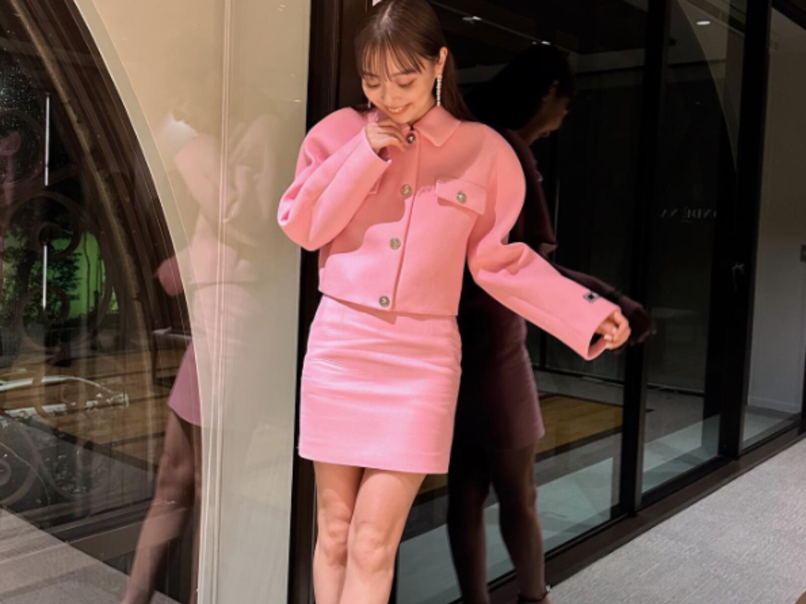 内田理央、ミニスカから圧巻の美脚を披露！ 「可愛いし足長いね」「小顔で素晴らしいモデル体型」