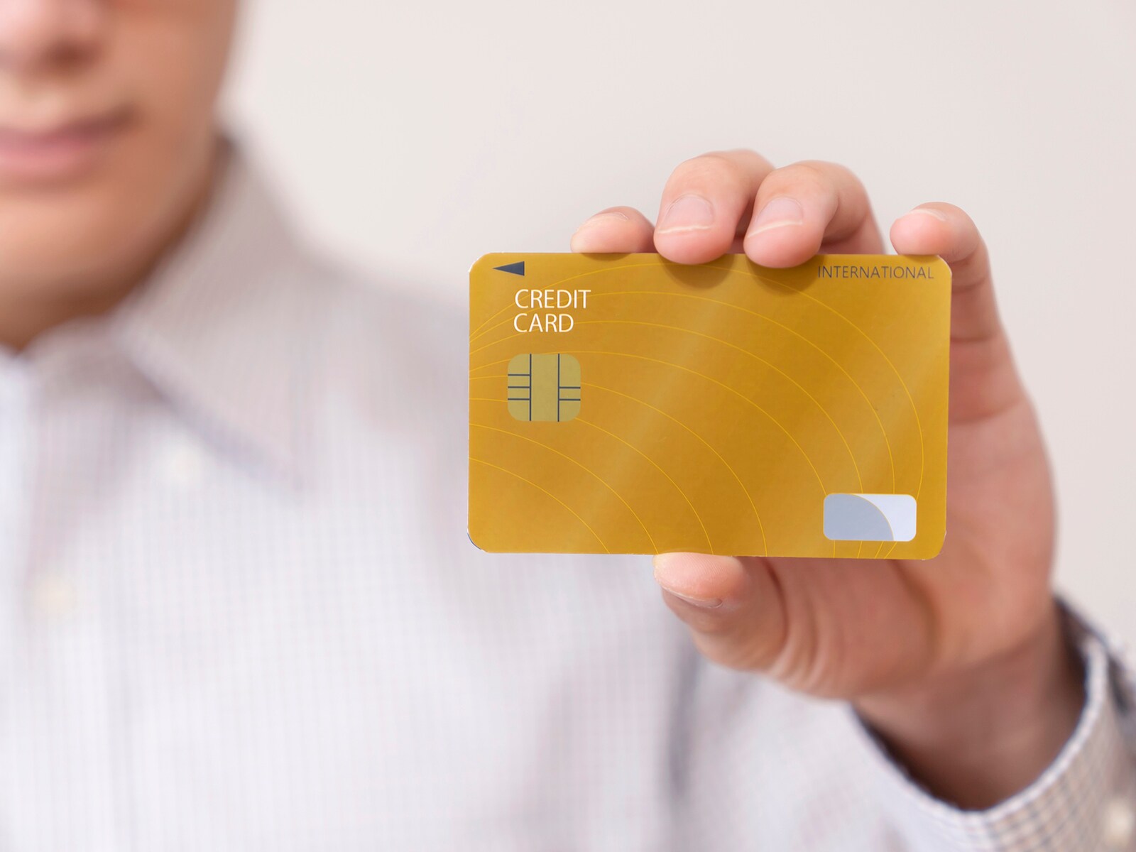 保有者の63％が「年収400万円未満」。ゴールドカードは“大衆化”の時代に？