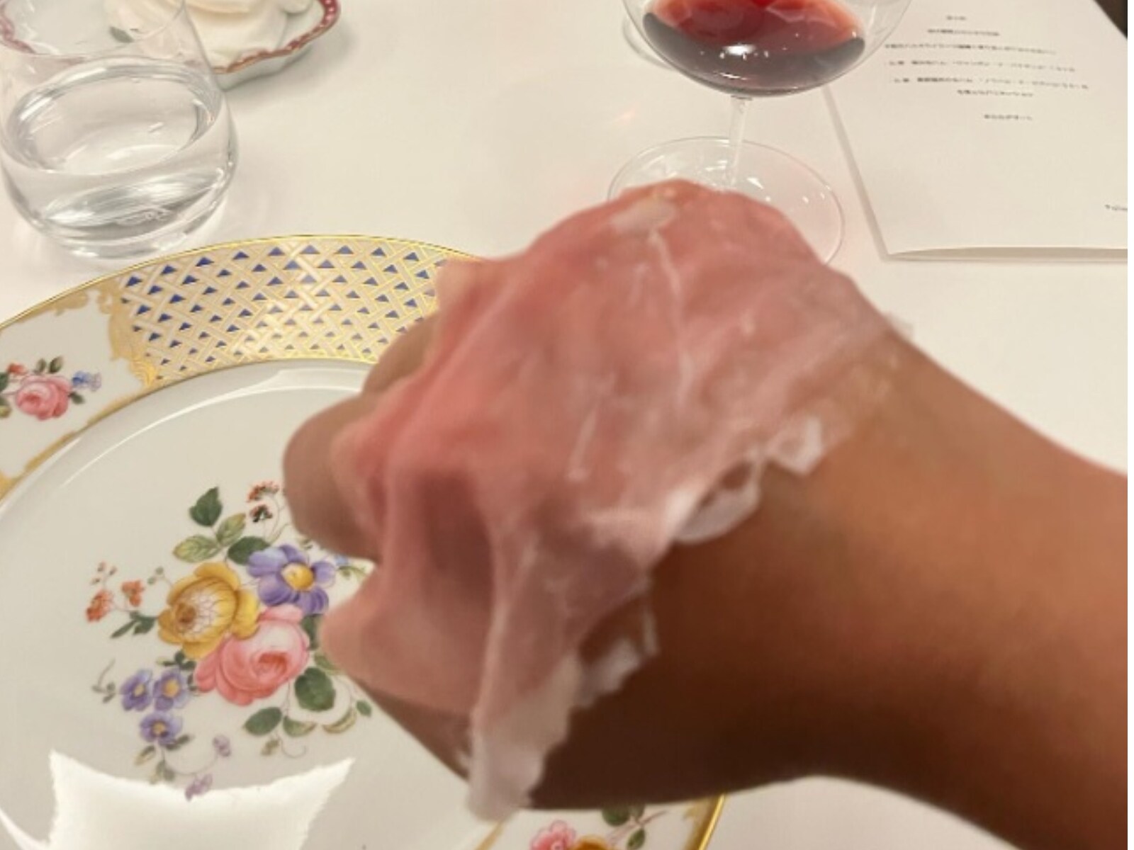 千鳥ノブ、「生ハムを皿におかず手の甲に置いてくる店」に驚愕！ 「塩気増しますな」とツッコミ殺到