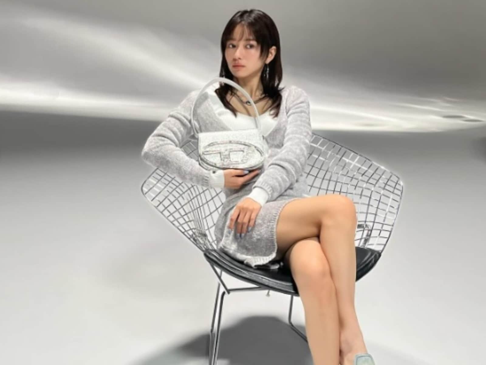 山本舞香、際どすぎる超ミニ丈ワンピースでの脚組みショットに反響！ 「スタイル抜群」「かっこいい」