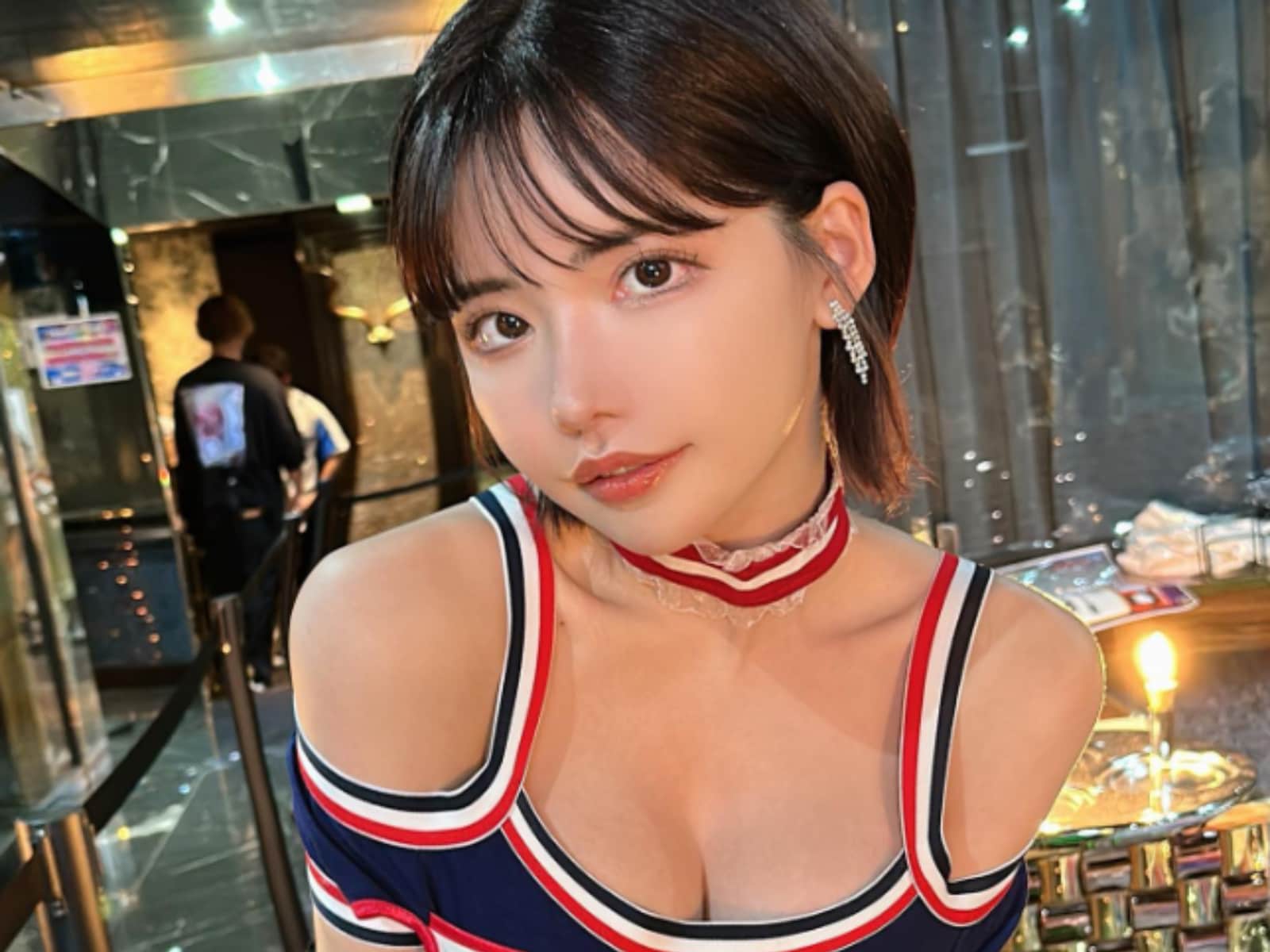 深田えいみ、チアガール風コスプレから美谷間チラ見え！ 「可愛くてセクシー」「この角度最高かも」