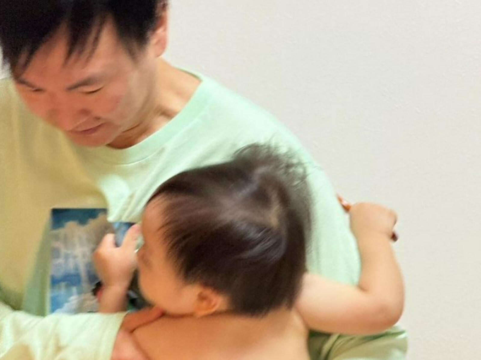かまいたち山内、2歳の誕生日を迎えた全裸の息子とツーショット！ 「まじでわがまま、、、誰に似たんだ」