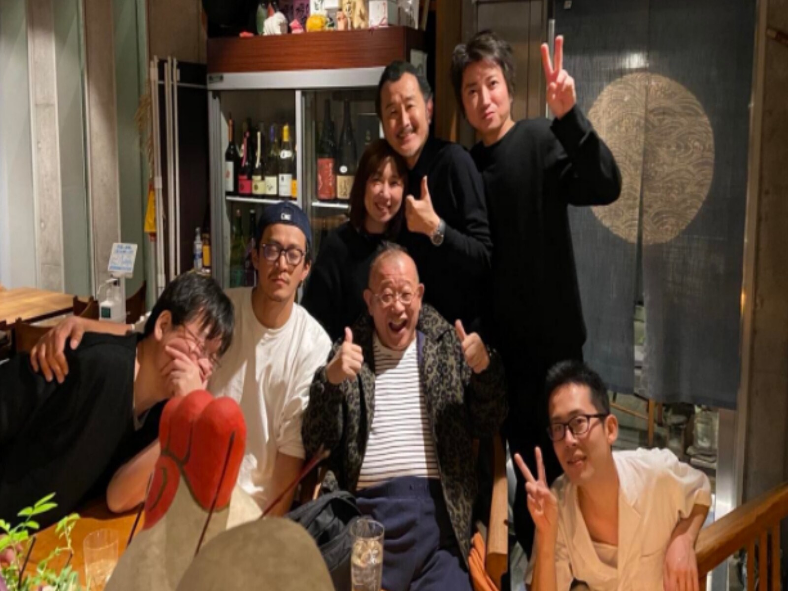 笑福亭鶴瓶、小栗旬＆藤原竜也ら豪華メンバーの“酔っ払い”ショットに「夢のような場面！」と反響！