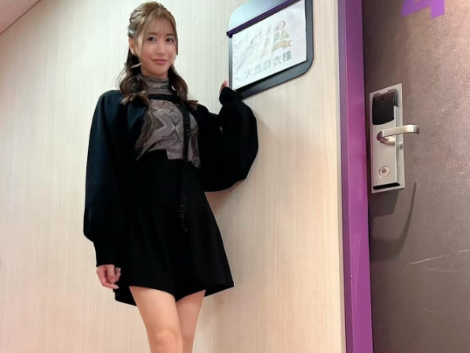 脚長っ」大島麻衣、抜群のスタイル際立つショーパン姿！ 全身ショット