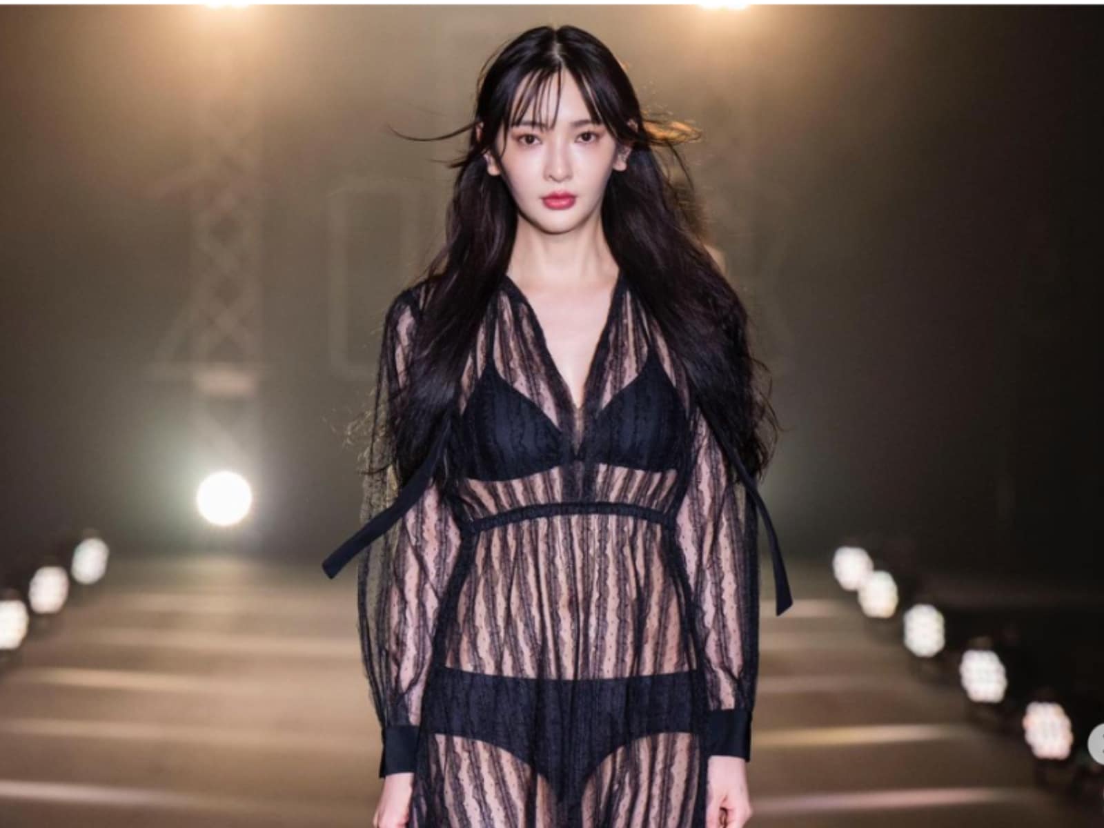 悩殺」佐藤かよ、透け透け衣装＆谷間あらわな圧巻スタイル披露