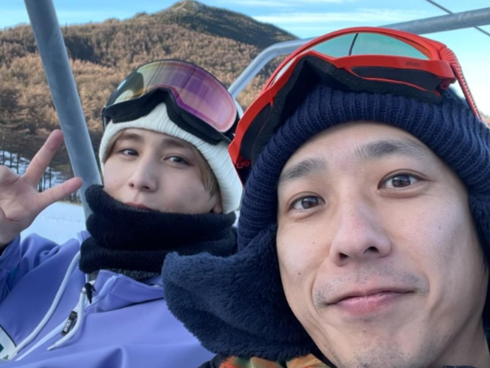 髭見えすぎww」二宮和也、山田涼介とのスキー場でのツーショットに反響