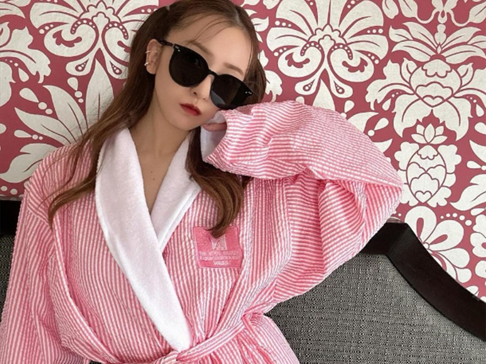 【PATOU】定価6万超 超美品 板野友美着用 ピンク クロップドTシャツ どれも好き」板野友美、“2023年ラスト”の色っぽいバスローブ姿披露