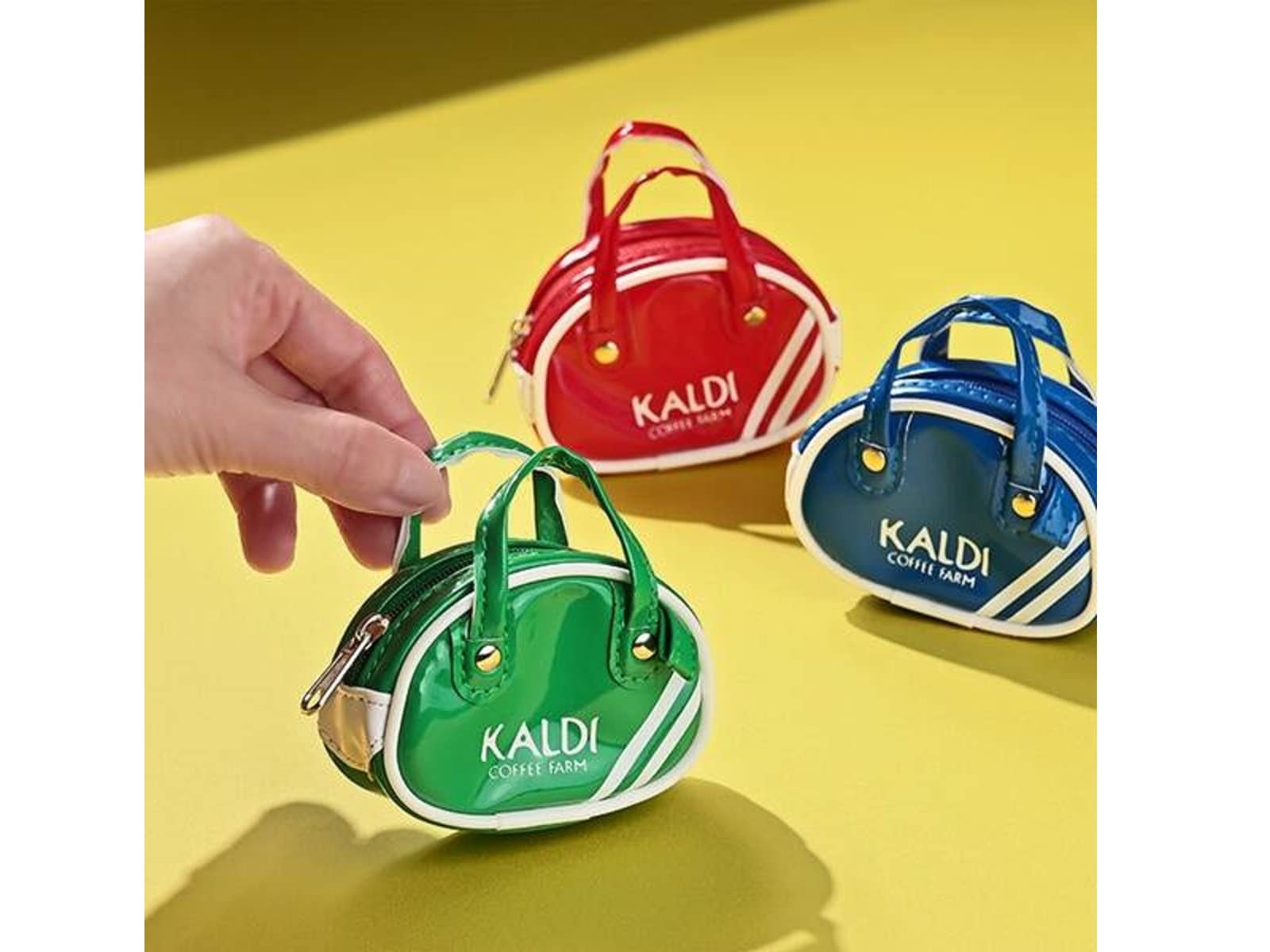 年末のプロモーション カルディ】チョコレート入りの『レトロスポーツバッグ』が登場 菓子