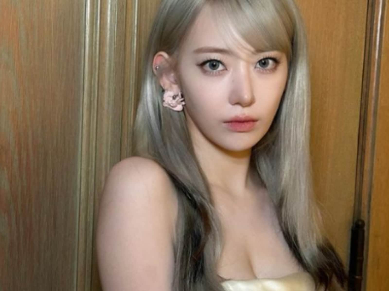 聖母みたい」宮脇咲良、谷間ちら見え＆透け透けドレスショット公開