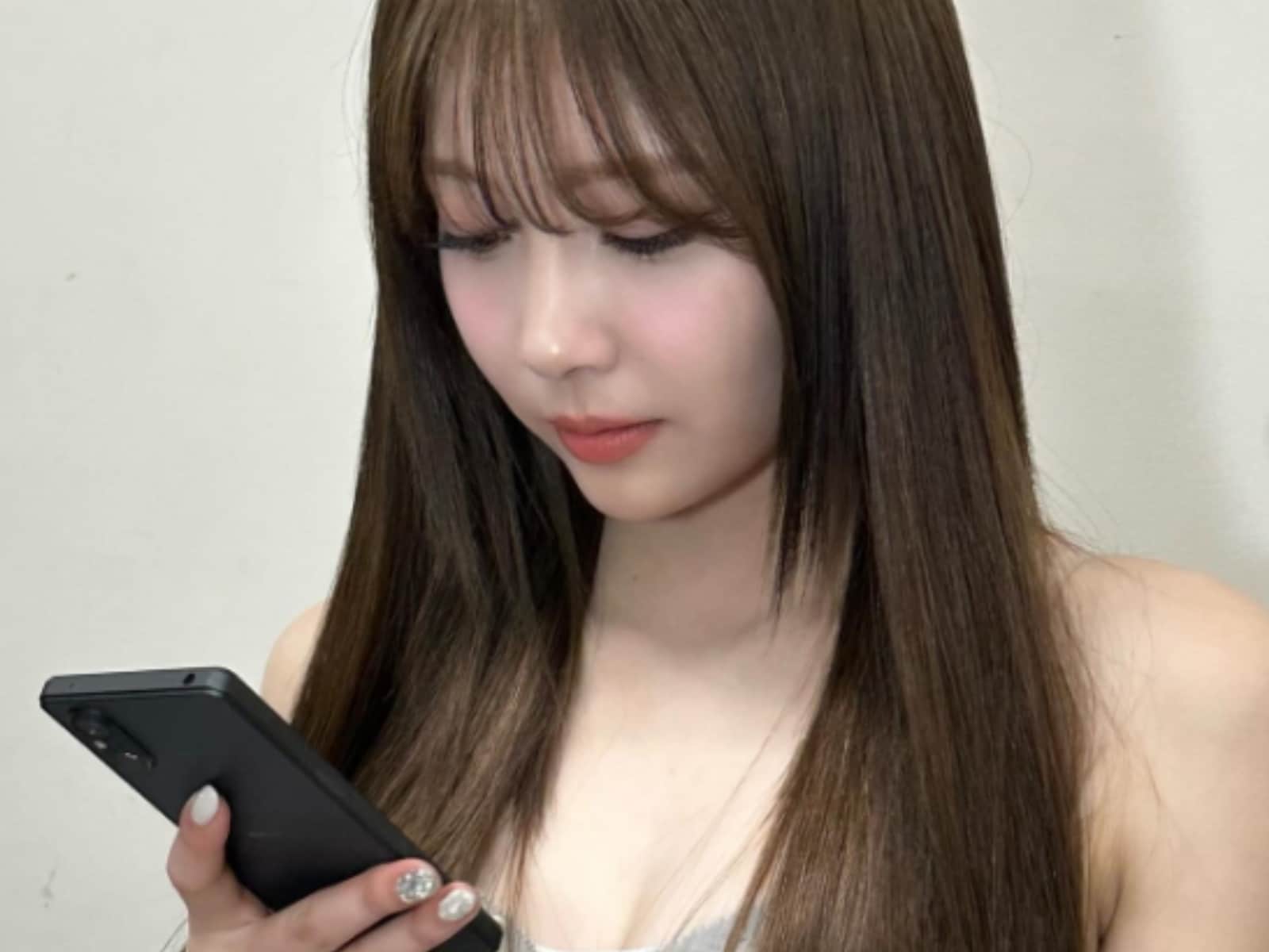 NiziU アイコラ 谷間見えて…」NiziU・マユカ、谷間チラ見えな肌見せショットにファンもん絶！ 「肌白くて羨ましい」 - All About ニュース