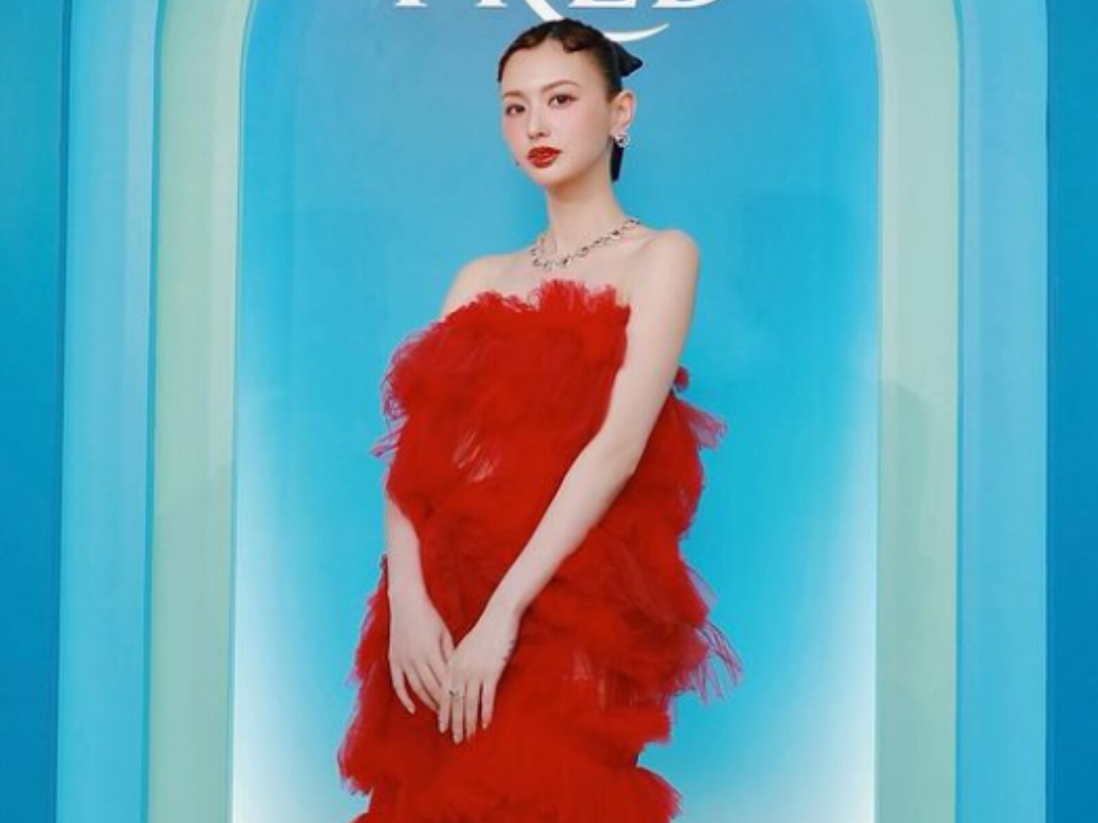 異世界の美しさ」鈴木えみ、美背中＆デコルテあらわなドレスショットを