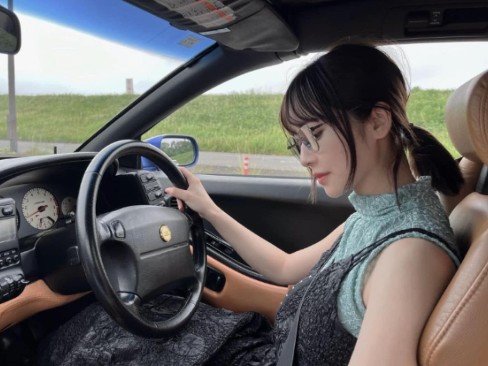 ねる 長濱ねる、父の高級車・フェアレディZを運転する姿を公開！ 「家族が