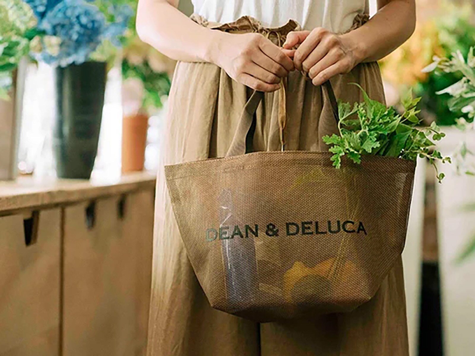 DEAN & DELUCA メッシュトートバッグゴールドLサイズ DEAN＆DELUCA、夏限定「メッシュトートバッグ ゴールド」。海や