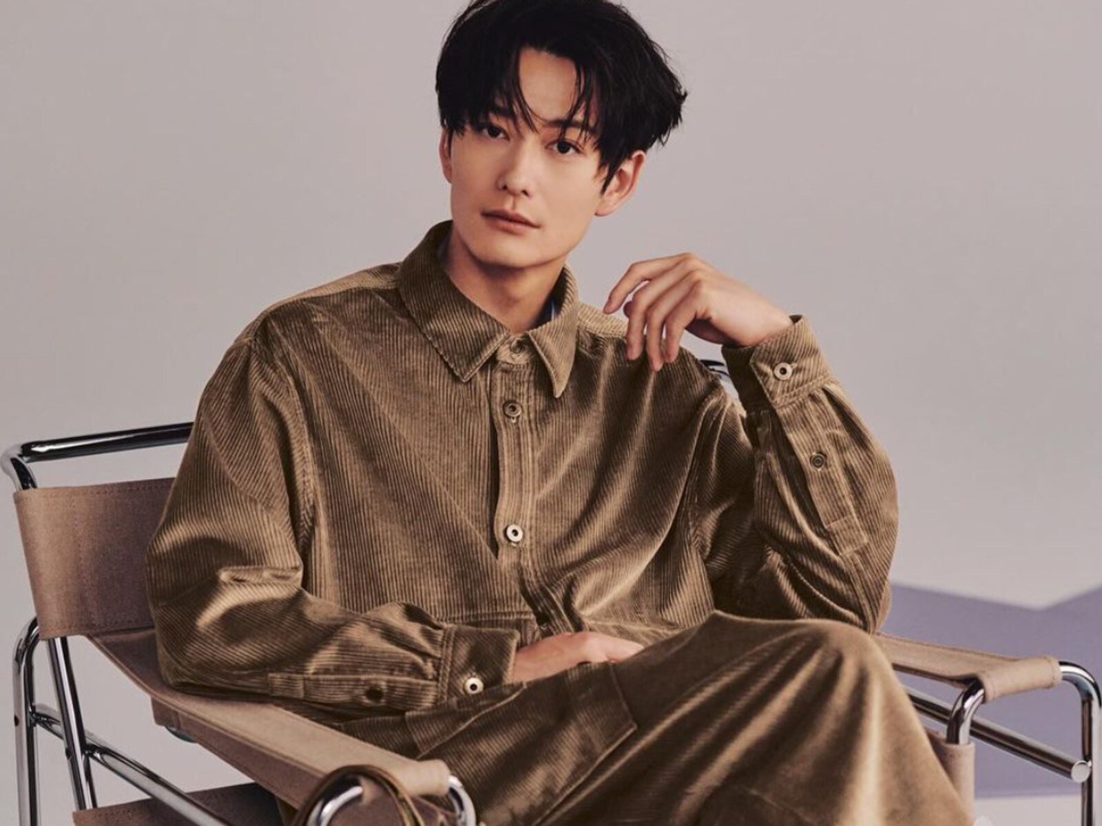 世界文化遺産では」岡田将生、最新モデルショットに称賛の声！ 「老い