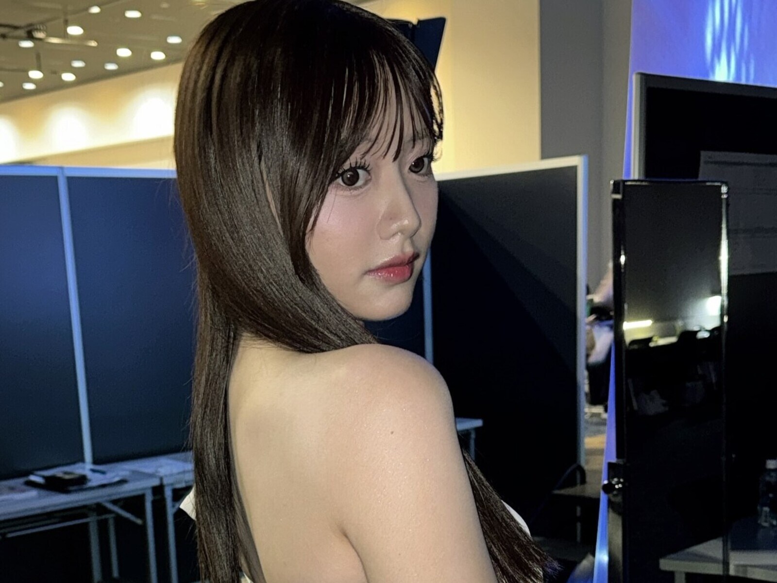 高い品質 たまらない」森香澄、美背中ちらり＆デコルテあらわなドレス 週刊誌