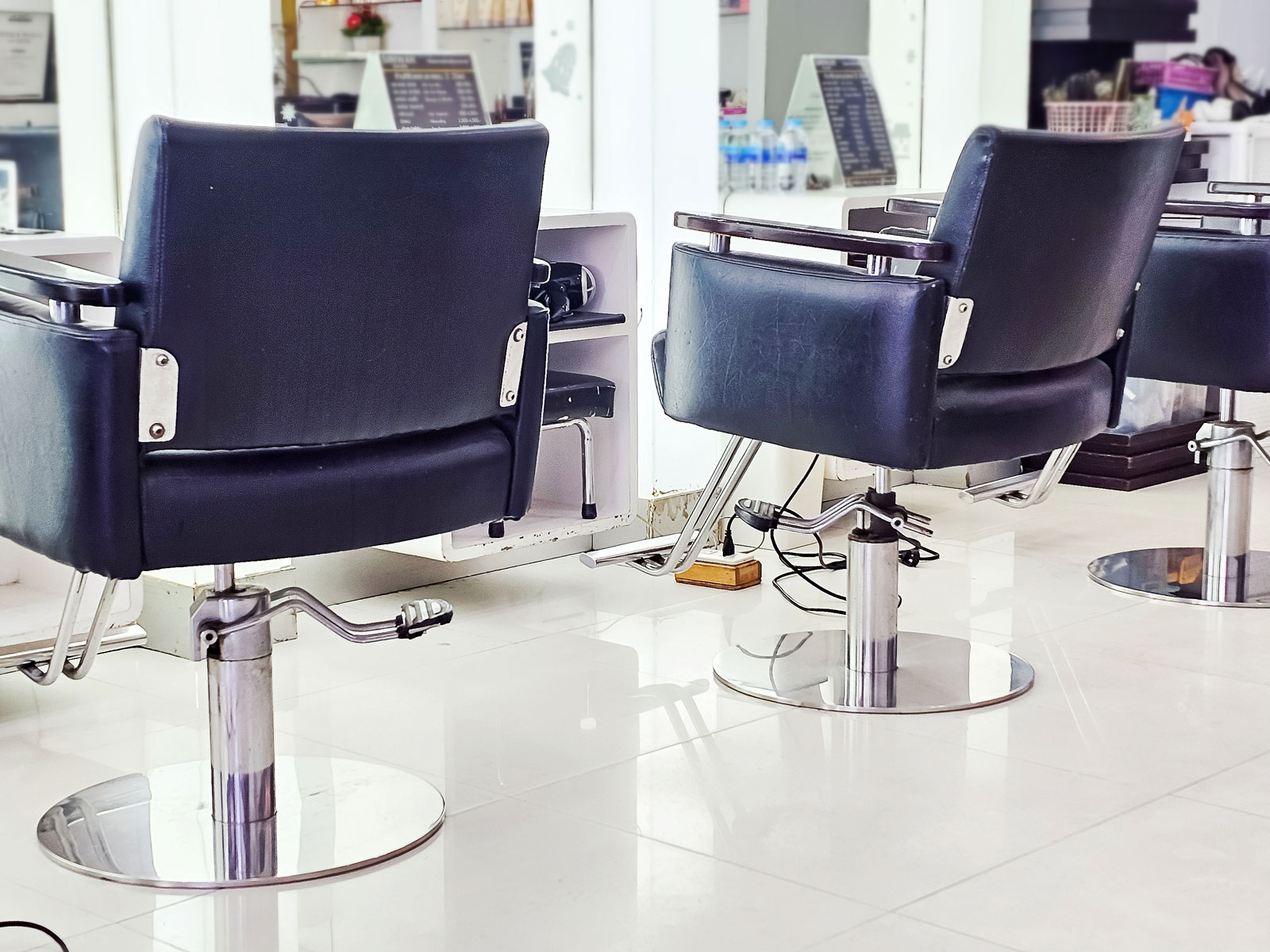 美容室に 実はホワイトな「690円カット美容室」 サラリーマン美容師の年収1000万