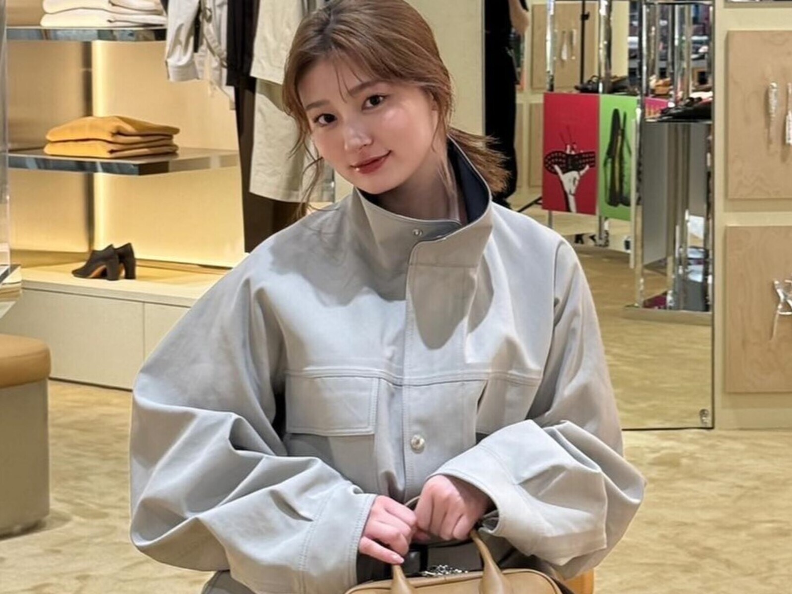 TWICEのサナそっくり」吉川愛、美脚チラ見えの最新ショットに「明るい