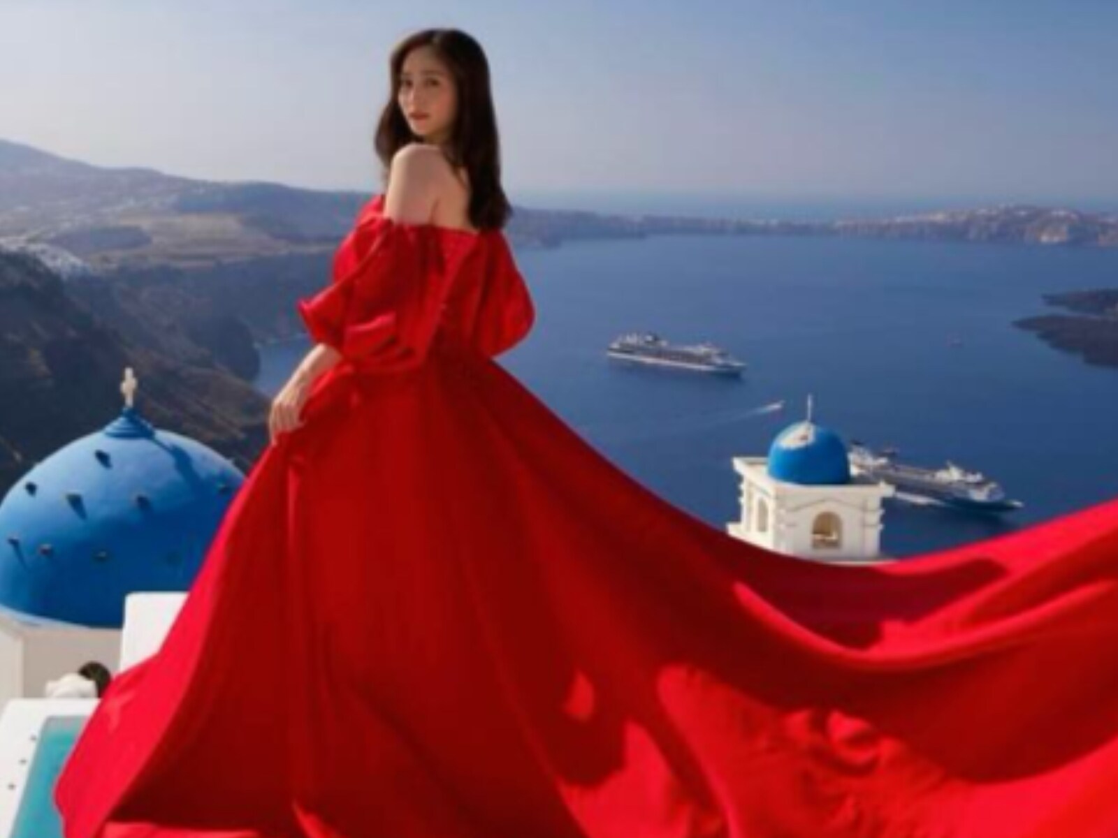 綺麗すぎる！」堀田茜、ギリシャで“空飛ぶドレス”姿を披露！ 「これは