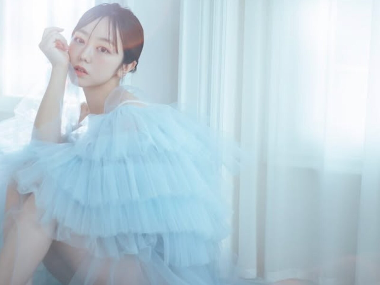 峯岸みなみ、透明感あふれるドレス姿で美脚を披露！ 「綺麗でいられ